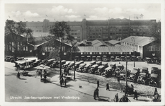 605629 Gezicht op het Vredenburg te Utrecht met de Jaarbeursgebouwen en op de voorgrond geparkeerde auto's en ...